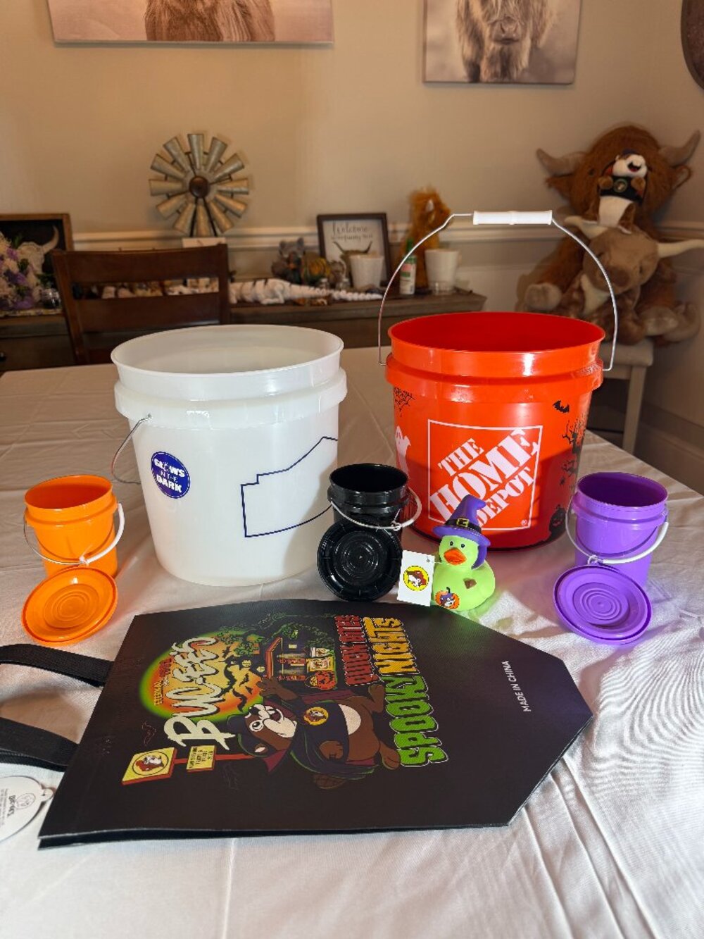 Halloween Bucket fun! 2 Sm buckets, 3 mini buckets, Buc-ee Ducky and Treat bag!